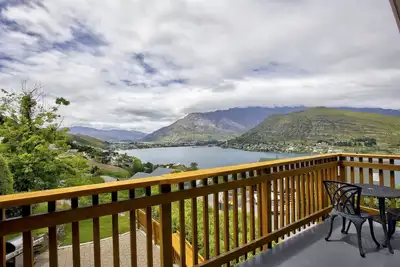 Image de This is a beautifully positioned 4-bed 3-bath home located in Goldfield Heights
