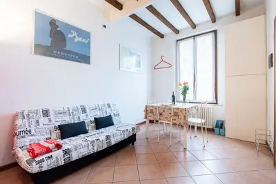 Image de Two-room apartment located on the second floor of a building, without lift, located in the heart of the historic center of Parma. The property enjoys a central location (Ztl), in a picturesque, popular and lively district, near the Don Gnocchi Foundation