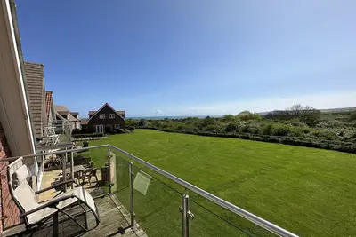 Image de Stunning Seaview Coastal Cottage - Sleeping 8 in 4 Bedrooms - Pool and Beach Access Included.