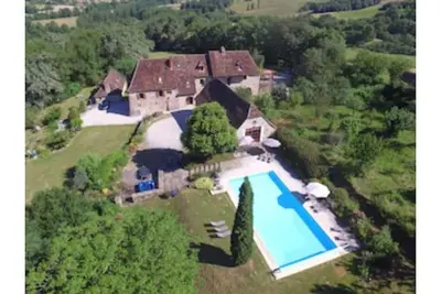 Image de Maison de 6 chambres dans grande propriété avec piscine et jardin, salle de jeux