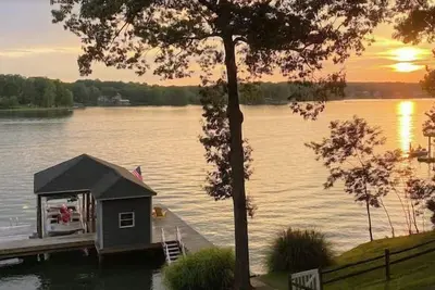 Image de Great Getaway! Dog Friendly + Hot Tub! Come Visit 'Piccolo Nido A Lago'!