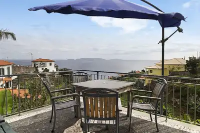 Maison de vacances \"Casa T2\" avec vue sur la mer, terrasse privée et Wi-Fi.