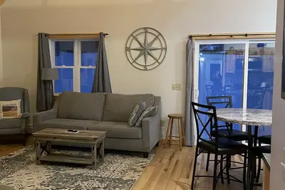 modern and bright cabin, beautiful views. close to skiing