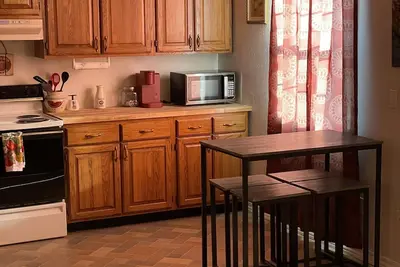 Image de Vacation Condo #5 2br with full kitchen, walk to river and shops, pets welcome