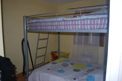 Image de villa avec piscine en bordure de la forêt et de la piste cyclable