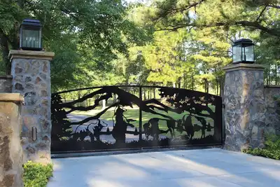 Image de Farmhouse on Beautiful Bison Farm