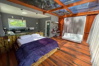 Image de High Standard Glass House - Hosting with Purpose