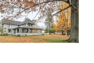 Image de Historic Lake Front Home