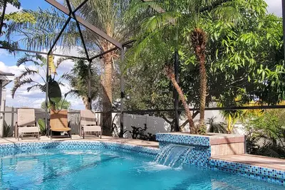 Image de Luxury home with heated pool & hottub, convenient for golfing & amusement parks.