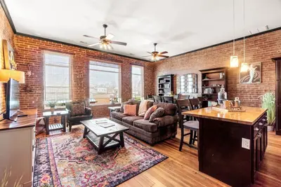 Image de Downtown Loft w/ Amazing Bath Tub & Shower