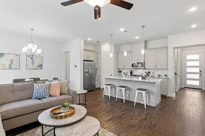 Tch - Charming 3bd/2. 5ba home in Dallas w/ Office