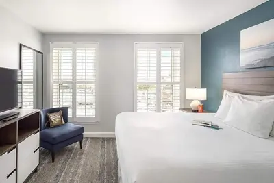 Image de Harbor Front Resort on Thames St close to Shops & Bars!