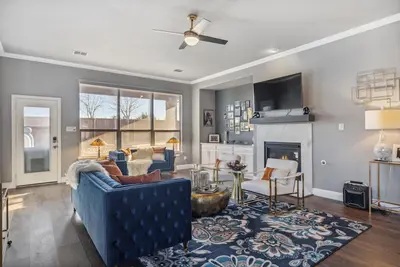 Image de 5 Bedroom Home + Pool + Media Room+ Grill!