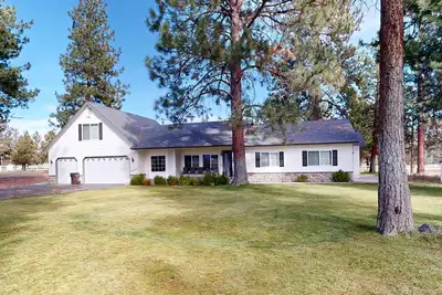 Image de Tree-lined retreat with a hot tub, grill, game room, & W/D - mountain views