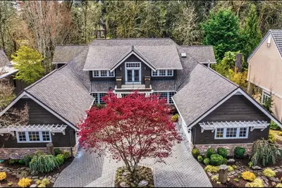 Image de Tranquil Forest Chateau: hot spa, home theatre, outdoor bbq, w/ lush green views