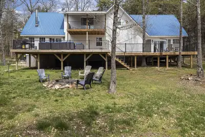 Spacious and Private. Fire pit, game room. Ample parking. King beds!