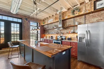 Image de Urban Loft #7 Blue · Downtown Urban Loft above Restaurants & Boutiques
