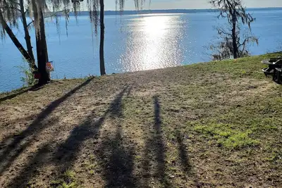 Image de Private lake front home with gorgeous views.