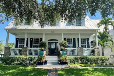 Image de Spacious Gulf Coast mini resort with heated swimming pool, kayaks, paddleboards.