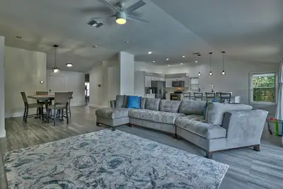 Image de Relaxing Pool Home w/lake- Centrally Located, Heated Pool