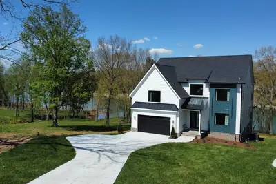 Image de Lakeshore Modern! Lake front with platform dock and 2 kayaks, firepit and views