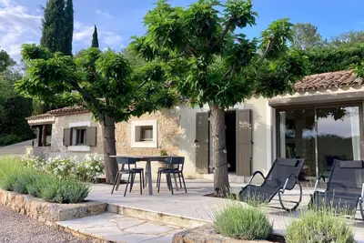 Image de Provençal cottage with pool in beautiful grounds