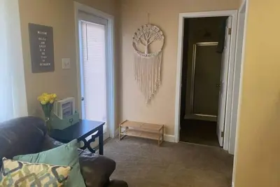 Image de 2 Separate Units in one Building w/ Private Entrances and Parking