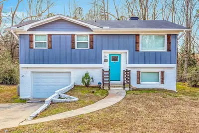 Image de Updated home in quiet neighborhood with sunroom, balcony & central Ac