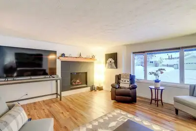 Image de 'Northern Bliss' Modern Mtn-View Home in Fairbanks