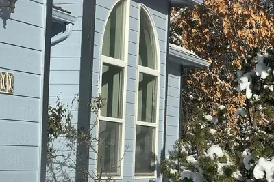 Image de Large family sized home centrally located with stunning views.