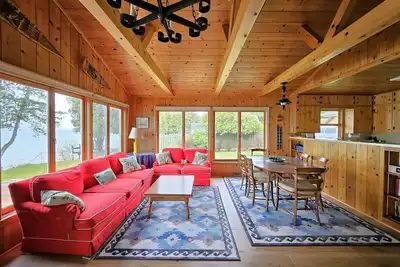 Image de New - Torch Lake East Side Classic Cottage