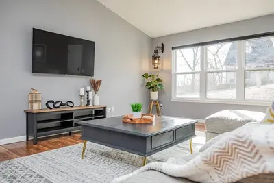 Image de Beaver Lake Getaway-15 min from downtown Rogers with Hot Tub!