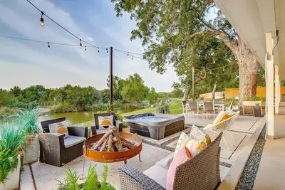 Image de Hot Tub, Fire Pits, Kayaks, Mini Golf w/ Premiere Waterfront View and Amenities