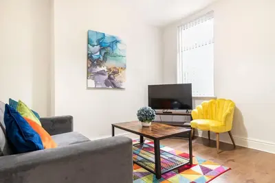 Image de Inviting 3-Bedroom Home in Liverpool with Parking