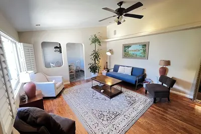 Image de Cozy Family Hideaway, sleeps 8, yard, hikes, shops, 30 mins to beach