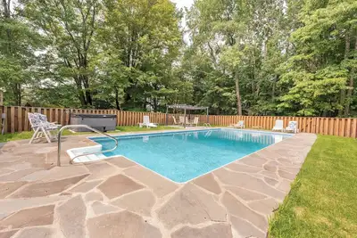 Image de Bethel Woods Retreat on 45 acres with Hot Tub Arcade Pool & Firepit!