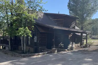 Image de Historic Log Cabin in Greer, Az. Located near Molly Butler's & Sunrise Ski Area