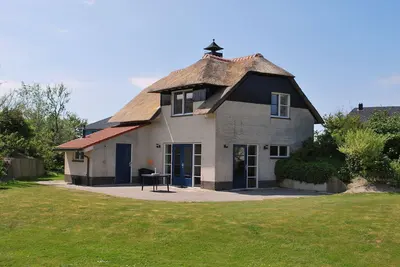 Image de Villa au toit de chaume avec bain dans