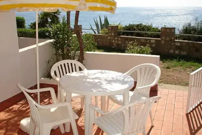 Image de Charmant bungalow en bord de mer avec terrasse, à 50m de la plage \"Cala Llobeta\"