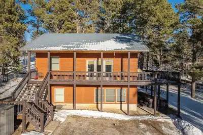 Image de Located right next to Terry Peak with a hot tub and numerous parking spots!