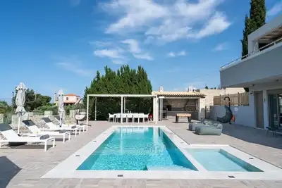 Image de Free Breakfast, heated Pool, Pool table, Playground, Ping Pong & Football table!