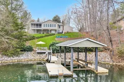 Image de Hot Tub, Fire Pit, Pet Friendly! Come visit 'Longhaven\"!