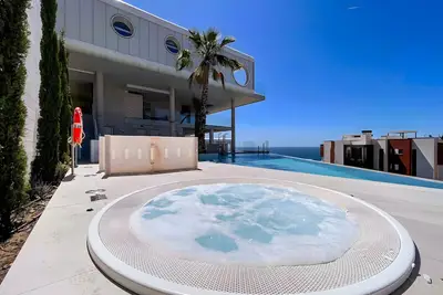 Image de Appartement de vacances \"Casa Med One Lovely Views\" avec vue sur la mer, piscine et Wi-Fi.