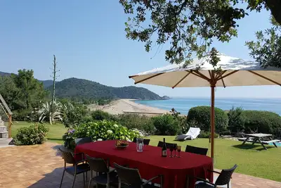 Image de Villa exclusive en granit Directement sur la plage, vue mer et montagne, piscine