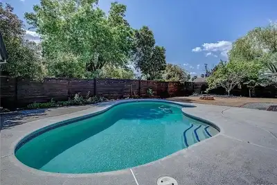 Image de Cozy retreat on quiet street. Outdoor adventures at your fingertips.