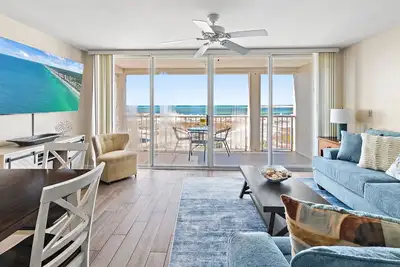 Image de 1br  Beach Condo + Pool Access, Bikes & Beach Service | Magnolia House 505