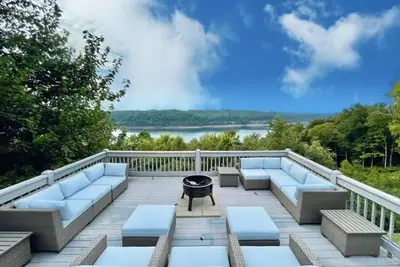 Image de New Lakefront Home, sleeps 16! ! !