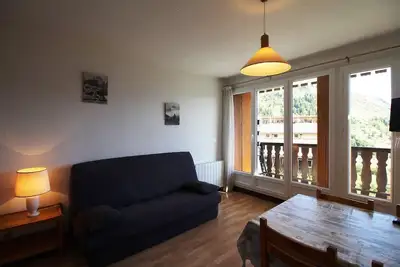 Image de À 10m des pistes de ski, Rez-de-chaussée, vue montagne, balcon, télévision, casier à ski, 23m²