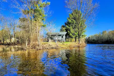 Image de 5- Olivier : Charming modern cottage by a river