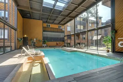 Image de 2 Bedroom Condo. What a Location – in the City near the Mtn. Trails!